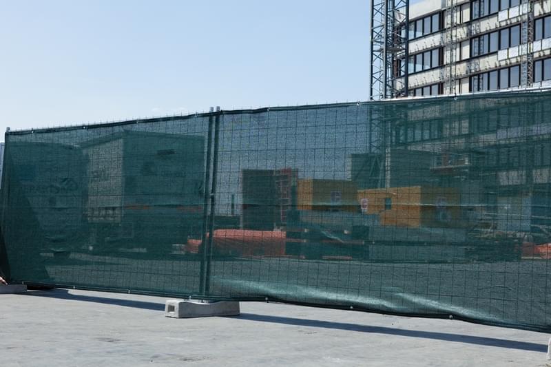 Undervisningsbygg byggeplassgjerde